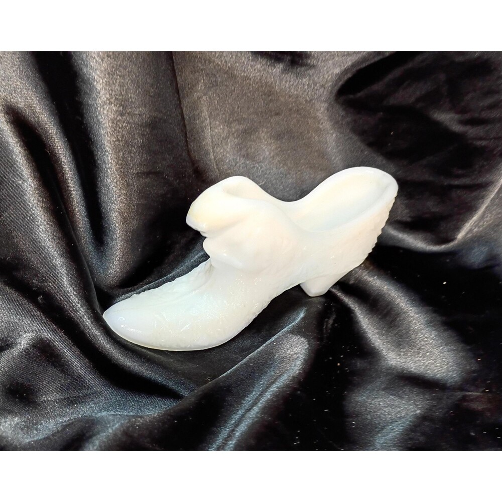 Vintage Fenton Puss in Boots Milk Glass Slipper Daisy and Buttons Cat